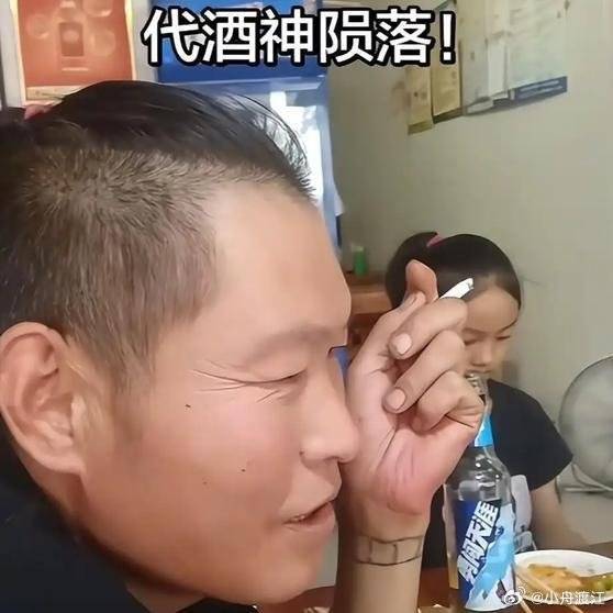 在线配资开户资料 46岁网红漯河醉狼离世！曾靠饮酒在网上走红喝到手一直抖