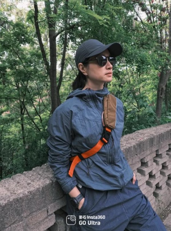 专业配资知识网 43岁沈佳妮晒照，素颜外加中性风穿搭，被说与朱亚文越来越像兄弟